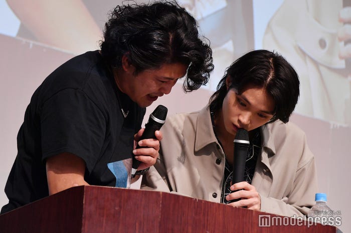 終始やり取りが面白い板倉武志と磯村勇斗(C)モデルプレス