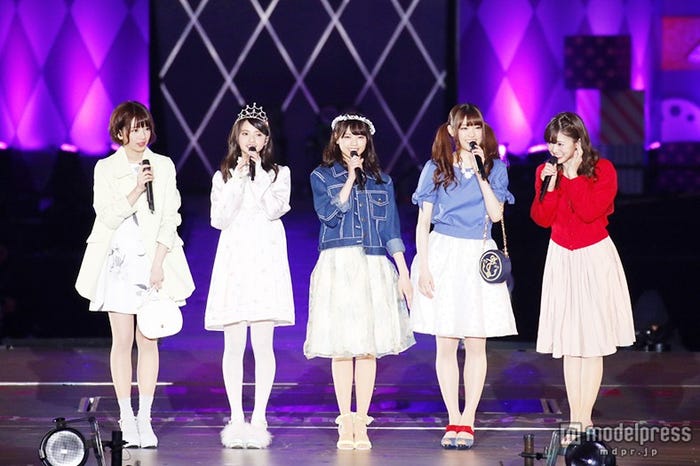 乃木坂46の専属モデル(左から)橋本奈々未、齋藤飛鳥、西野七瀬、松村沙友理、白石麻衣/デビュー3周年記念ライブ『乃木坂46 3rd YEAR BIRTHDAY LIVE』内ファッションショーにて撮影