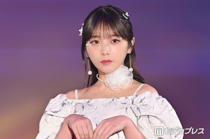乃木坂46与田祐希、美デコルテ際立つワンピ姿 ウィンク＆投げキスが悶絶級【GirlsAward 2024 S／S】