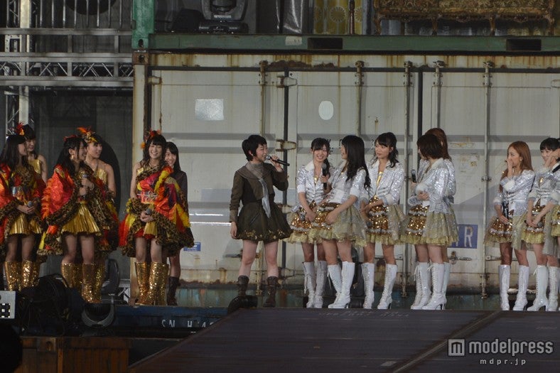画像18/35) AKB48、サプライズ発表で歓喜 裏方スタッフ参加のダンスで