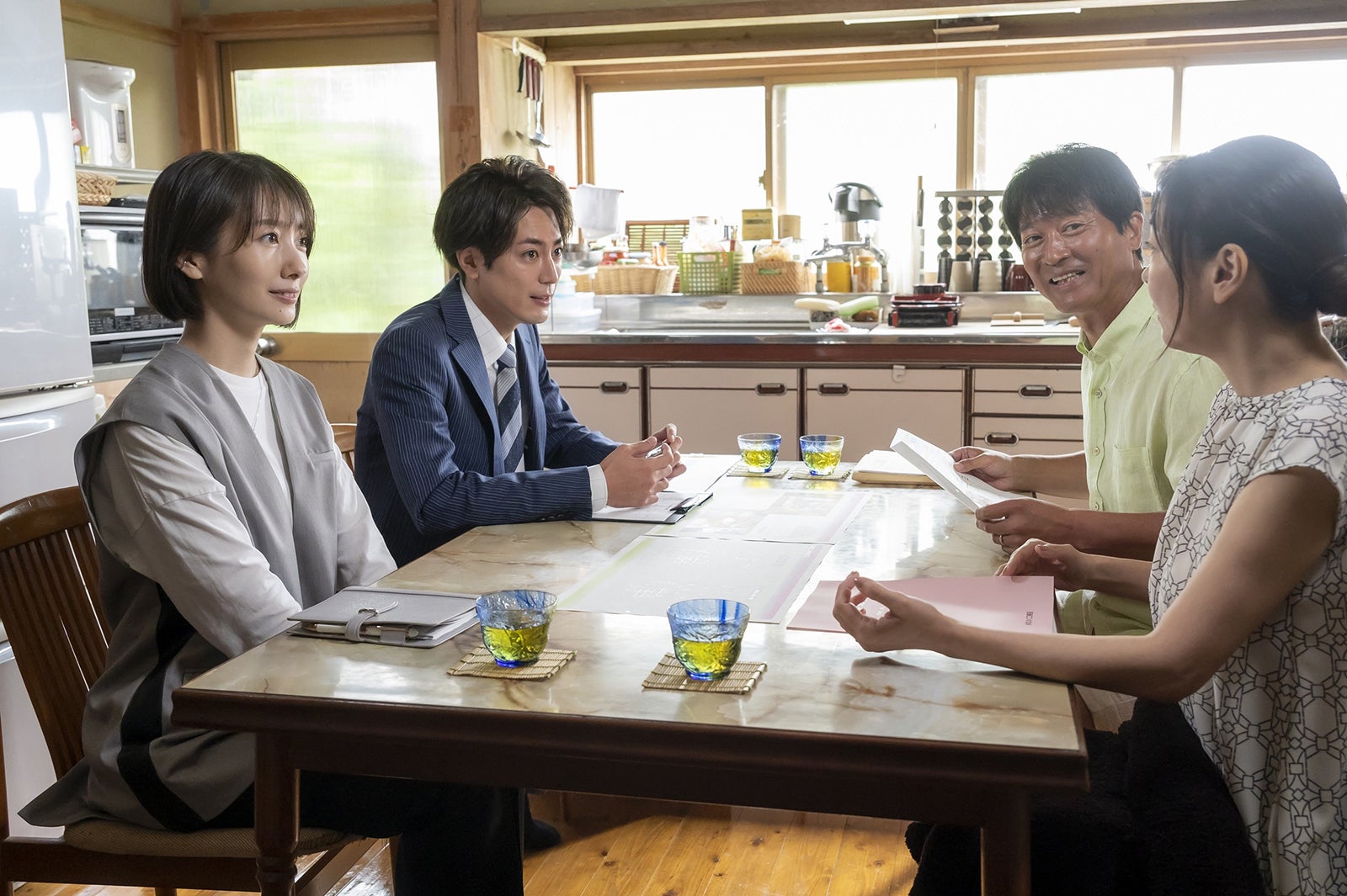 波瑠、間宮祥太朗、寺脇康文、中山美穂／「魔法のリノベ」第1話より（C）カンテレ