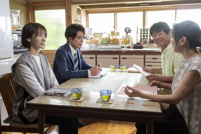 波瑠、間宮祥太朗、寺脇康文、中山美穂/「魔法のリノベ」第1話より(C)カンテレ