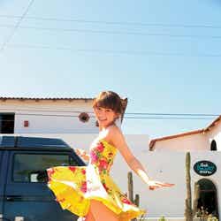 美脚を披露した岡本玲/2nd写真集「TRANS.」より