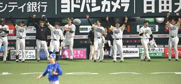 ソフトバンクが2年連続日本一！史上8度目の4戦4勝で13度目の頂点！小久保監督が9度宙を舞う MVPは正木 DeNAに2年前の雪辱