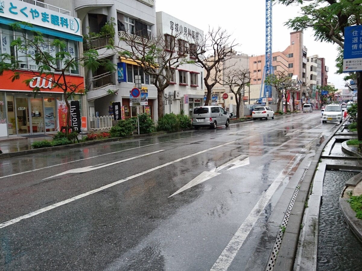 「雨の日は道路が滑る」は都市伝説ではない！