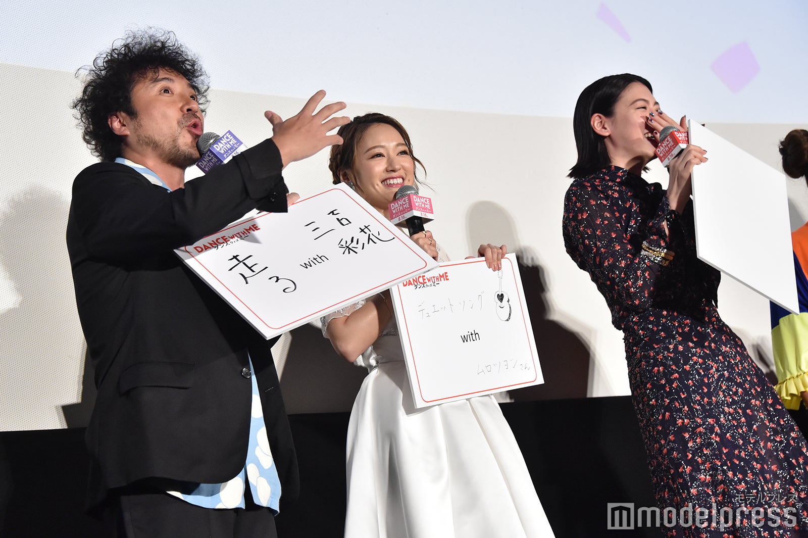 （左から）ムロツヨシ、chay、三吉彩花（C）モデルプレス