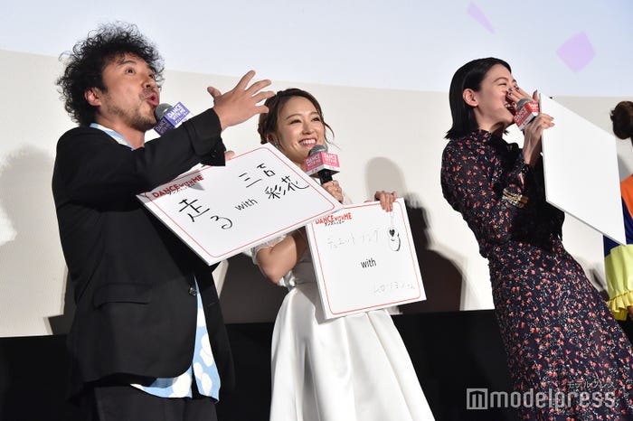 (左から)ムロツヨシ、chay、三吉彩花(C)モデルプレス