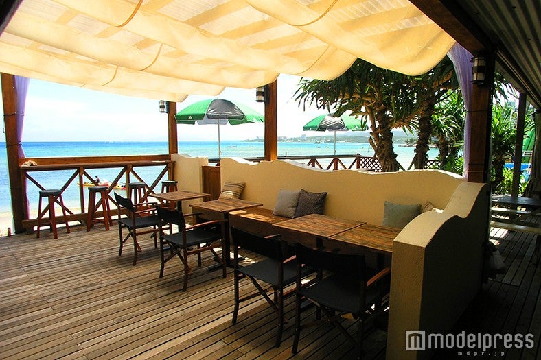 目の前にマリブビーチが見えるテラス席／画像提供：浜辺のTipiCafe
