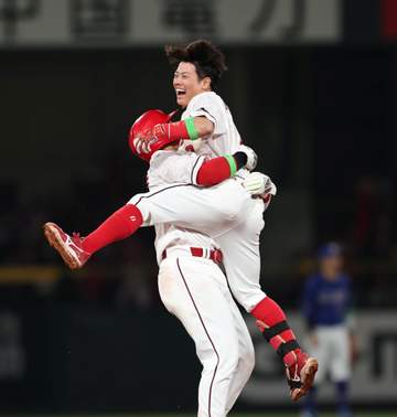 広島 新人2人がお立ち台 サヨナラ打の勝田「うれしいで～す！」 同点の2点適時打の平川「最高で～す！！」と絶叫