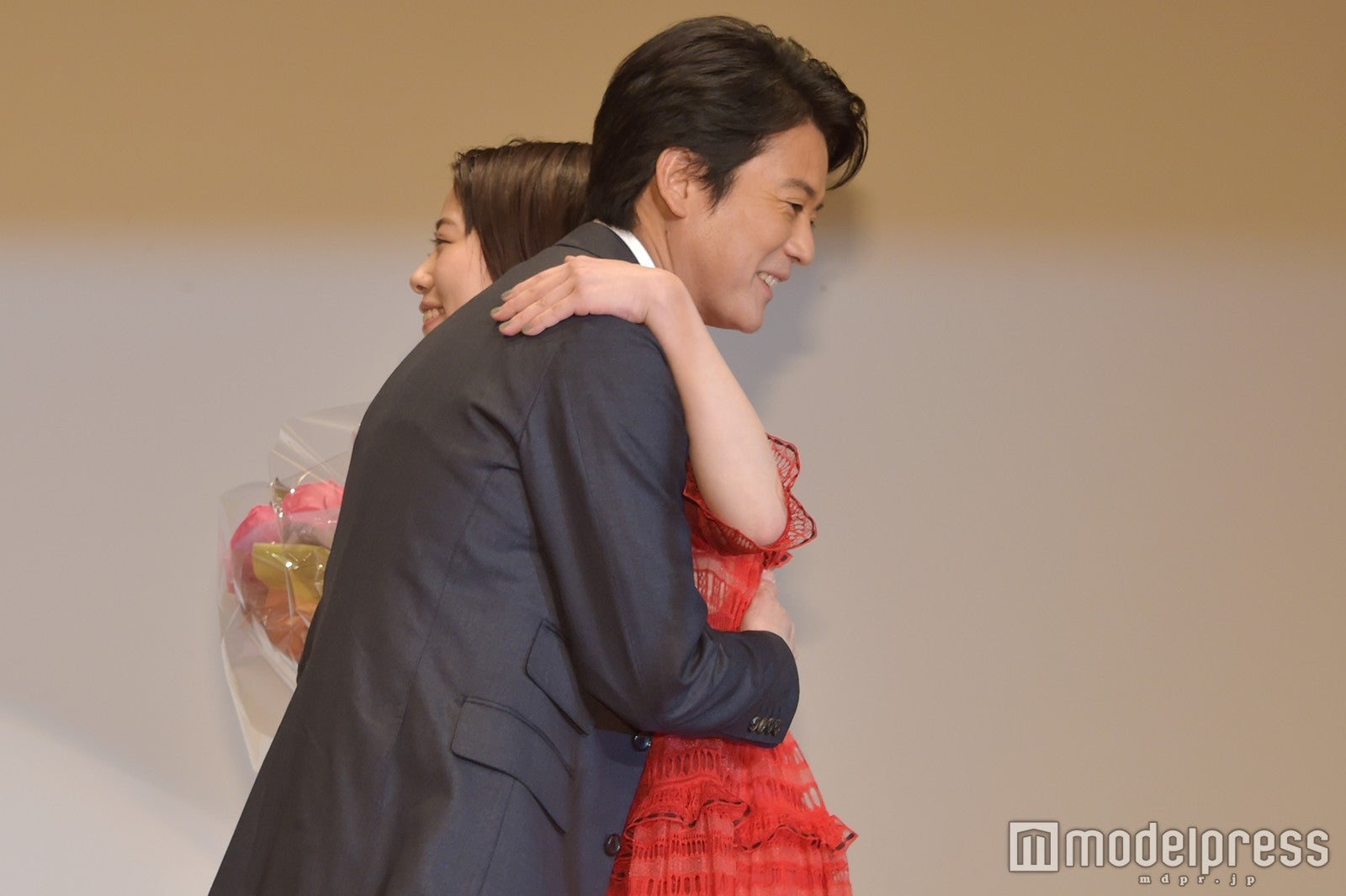 高畑充希「とと姉ちゃん」唐沢寿明に感謝のハグ「君に花束を渡せるのは僕しかいない！」