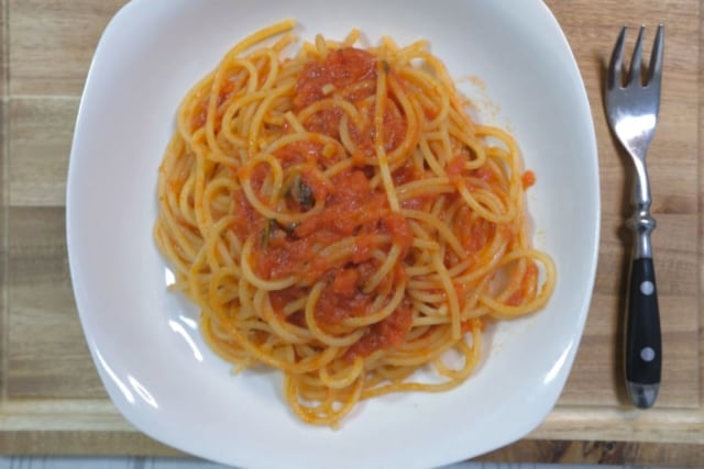 カルディのトマト＆バジルソースを使ったパスタの真上からの画像