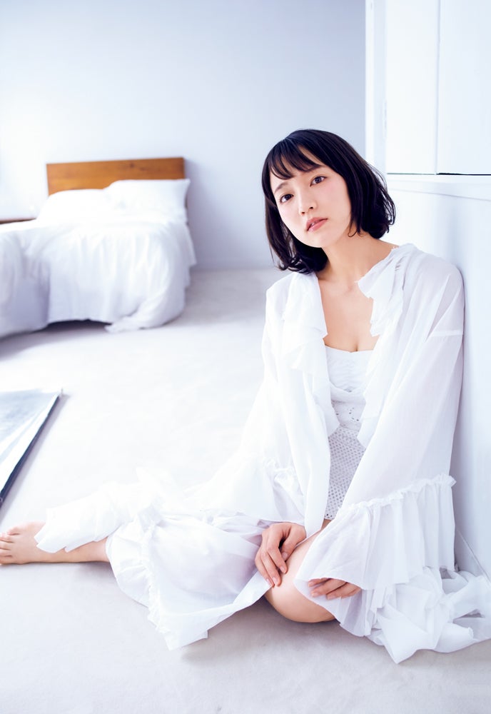 吉岡里帆、胸元チラリ　ナチュラルショットにうっとり