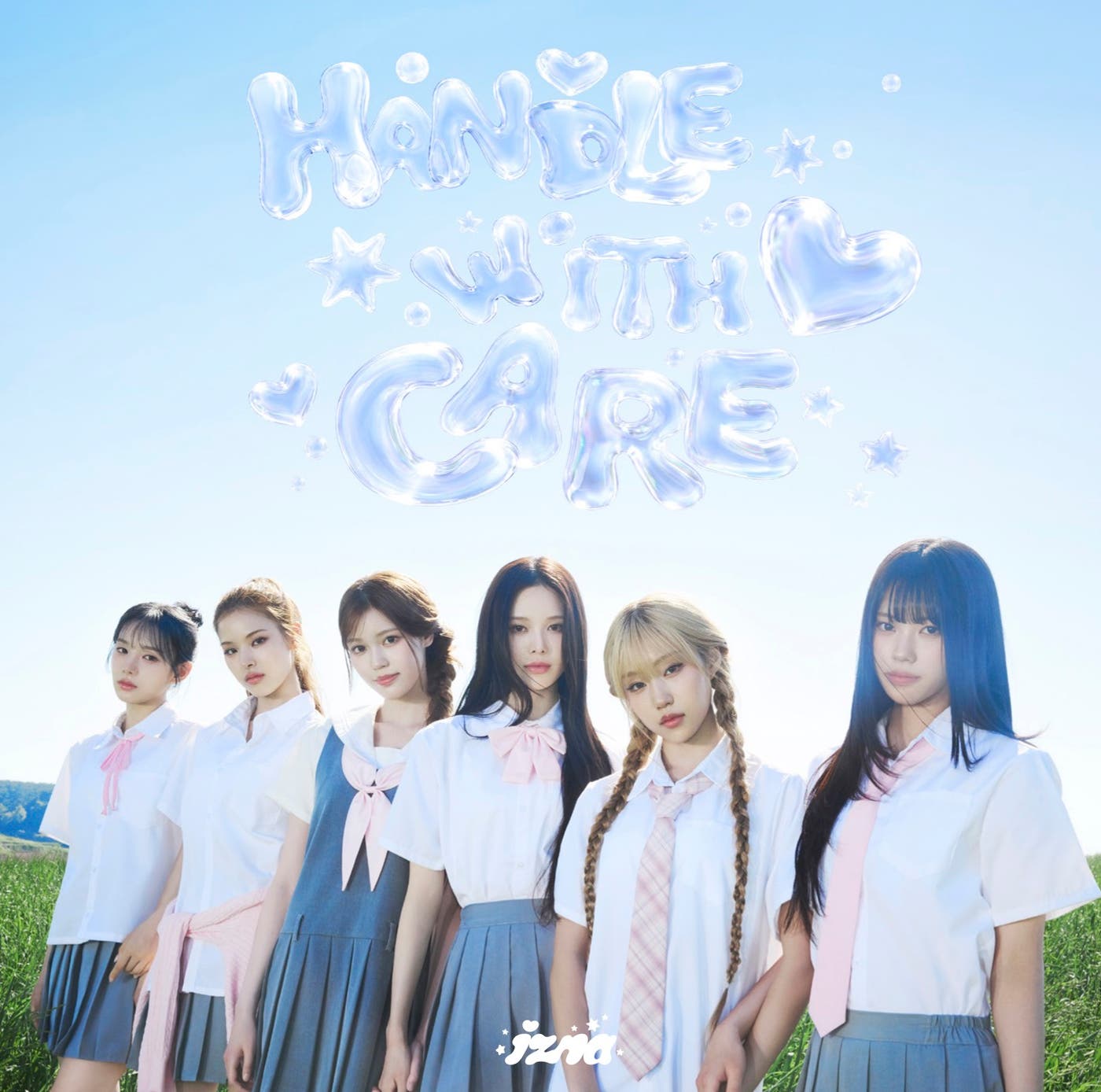 izna JAPAN 1st MINI ALBUM 『HANDLE WITH CARE』(提供素材)