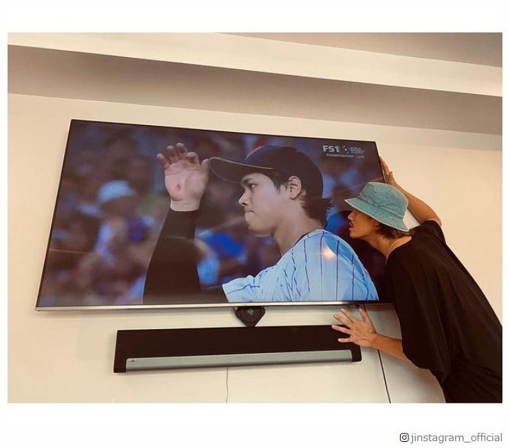赤西仁、WBC日本優勝・大谷翔平選手と“まさかの2ショット”で祝福 投稿場所にも注目集まる「自宅かな？」