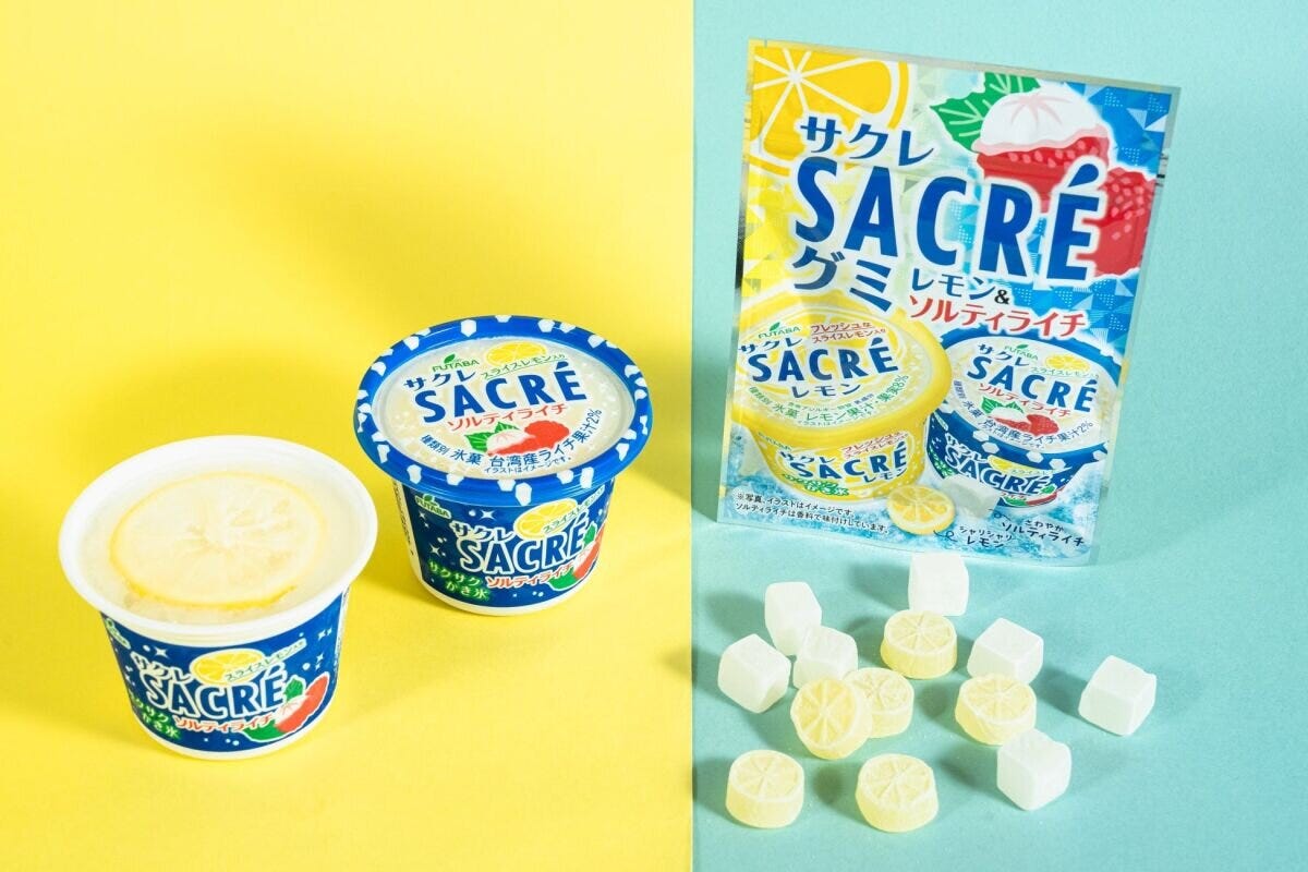 黄色と水色の背景にサクレ氷菓とグミが並ぶ俯瞰