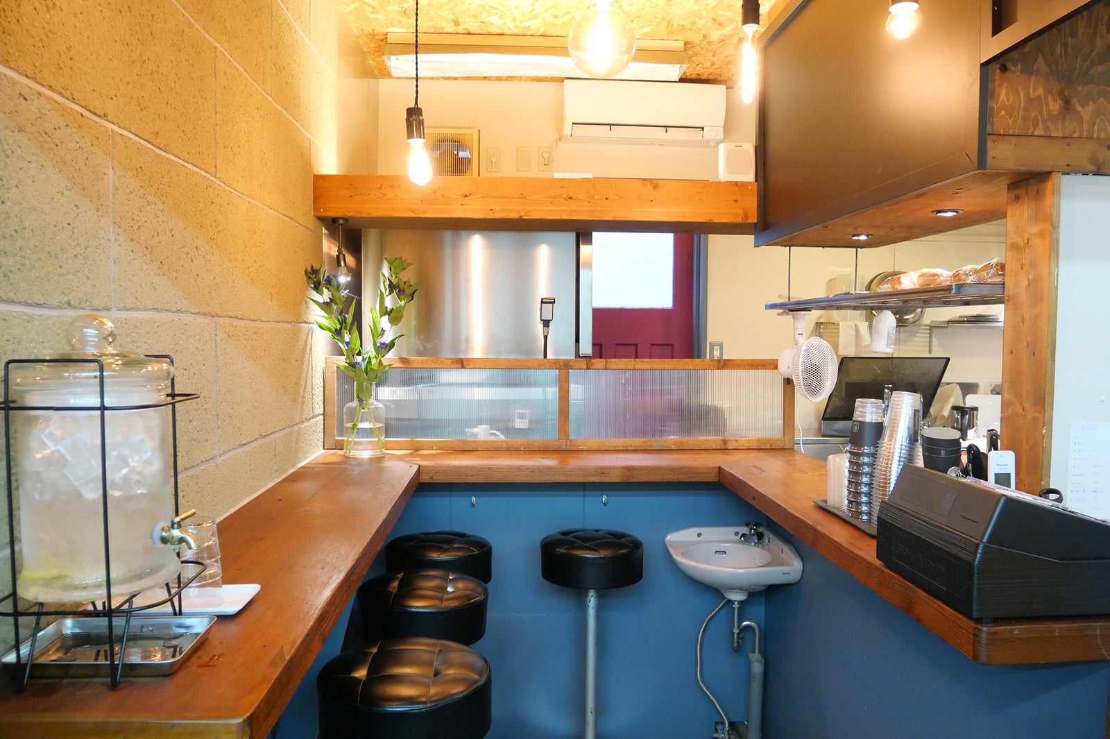 内観／画像提供：日と々と