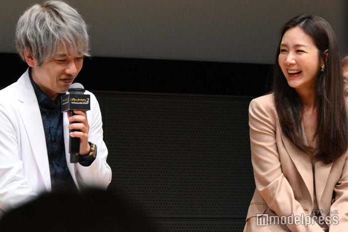 チェ・ジウに照れまくる二宮和也(C)モデルプレス