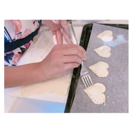 お菓子作りをする娘・希空ちゃん／辻希美オフィシャルブログ（Ameba）より