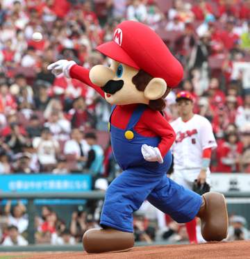 広島－オリックス戦でマリオが始球式 ワンバウンド投球にマツダから拍手 各ベースは「ハテナボックス」
