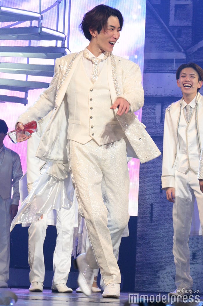 亀梨和也の歩き方を真似する渡辺翔太(C)モデルプレス