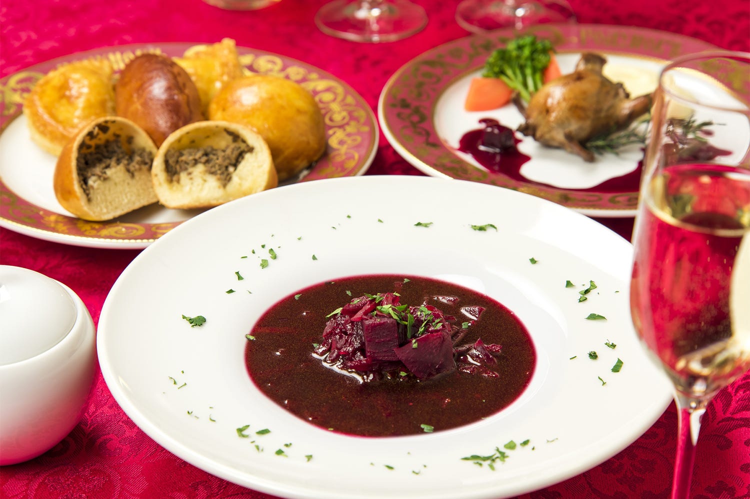 モスクワの老舗ロシア料理店「ゴドノフ」日本初上陸 東京店オリジナル料理に注目