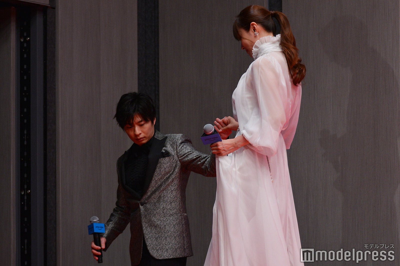 深田恭子のドレスの裾を気にしながらエスコートする田中圭（C）モデルプレス