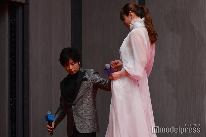 深田恭子のドレスの裾を気にしながらエスコートする田中圭(C)モデルプレス