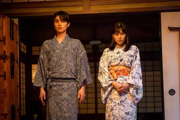 本田響矢、芳根京子(C)フジテレビ