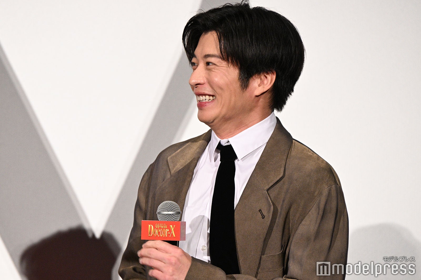 遠藤憲一の助け舟に笑顔を見せる田中圭（C）モデルプレス