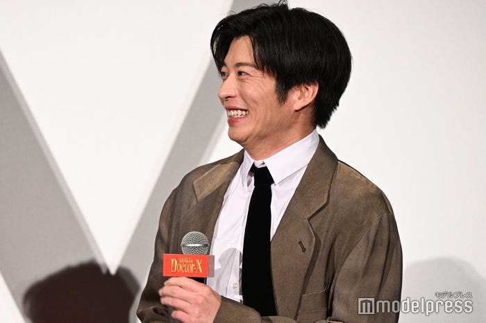 遠藤憲一の助け舟に笑顔を見せる田中圭(C)モデルプレス