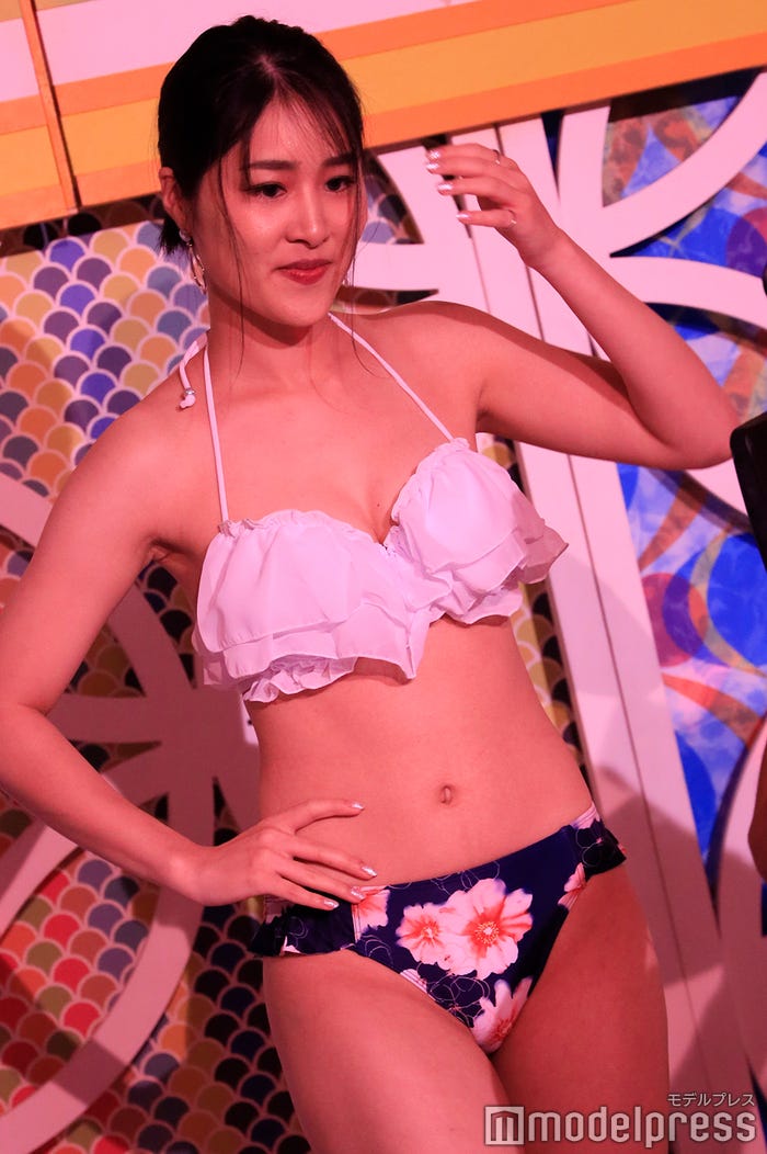 セクシー生着替えを披露した大槻凡子(C)モデルプレス
