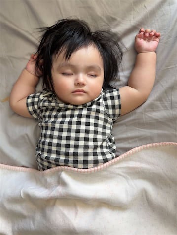 次女・グーちゃんの寝顔に長男が！ 川崎希、思わず笑う家族ショット公開