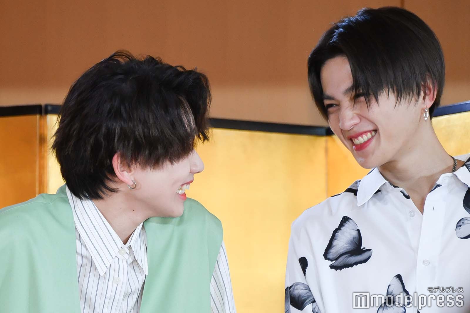 笑い合う宮世琉弥、八木勇征（C）モデルプレス