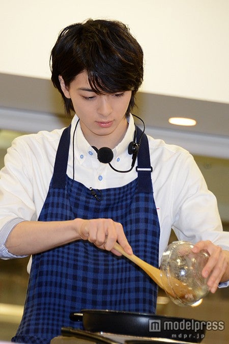 真剣な面持ちで料理