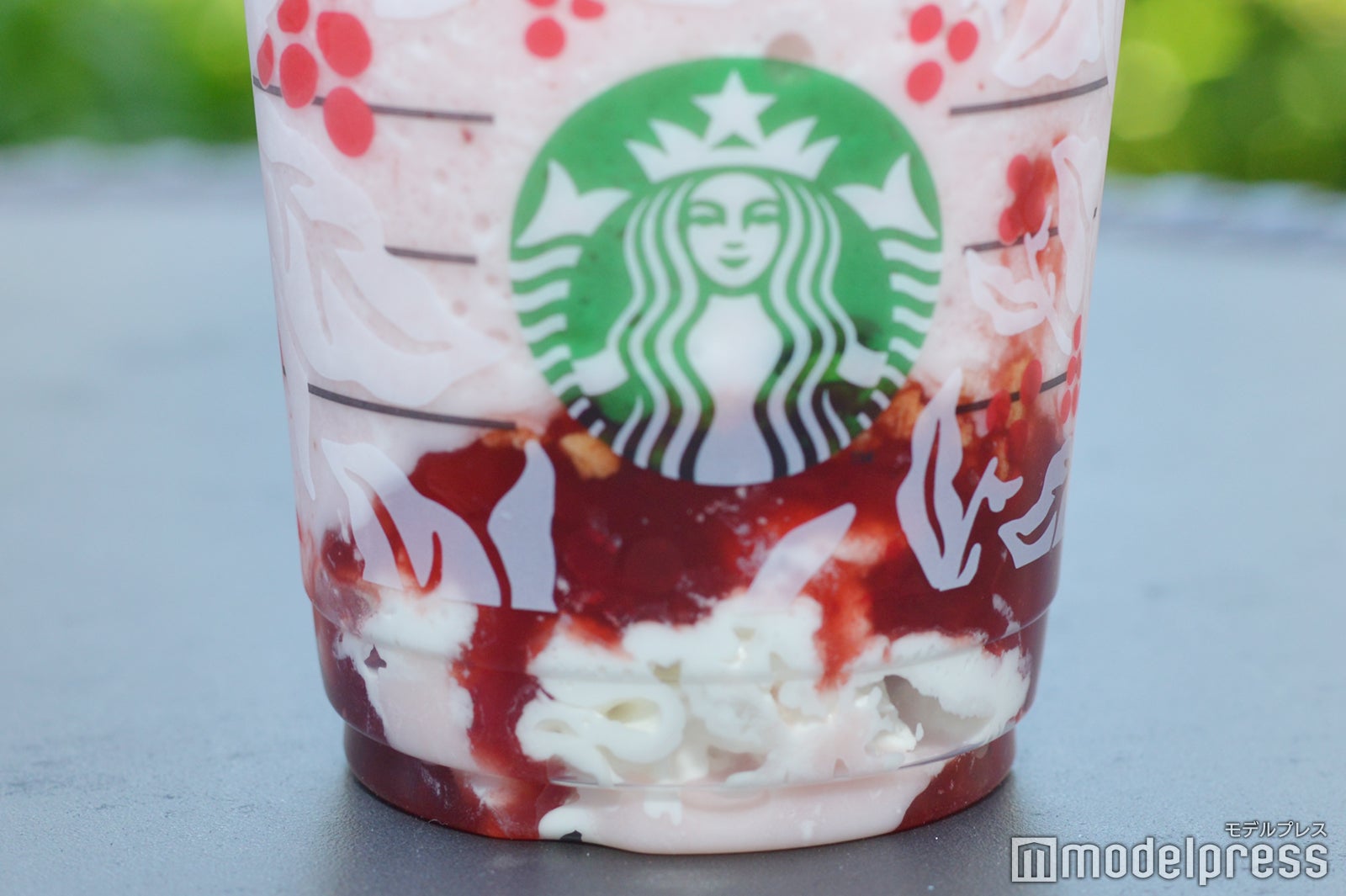 カップの中にもホイップクリーム・ストロベリーソース・ビスケットがたっぷり （C）モデルプレス