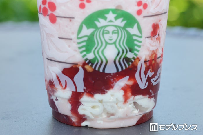 カップの中にもホイップクリーム・ストロベリーソース・ビスケットがたっぷり （C）ビューティーガール