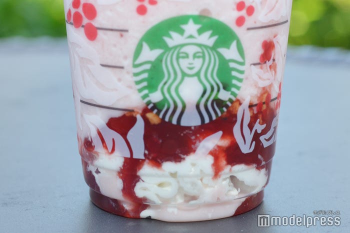 カップの中にもホイップクリーム・ストロベリーソース・ビスケットがたっぷり (C)モデルプレス