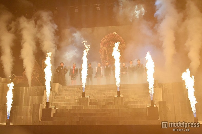 （左から）樋口真嗣監督、松尾諭、桜庭ななみ、本郷奏多、水原希子、三浦春馬、長谷川博己、石原さとみ、三浦貴大、ピエール瀧、國村隼