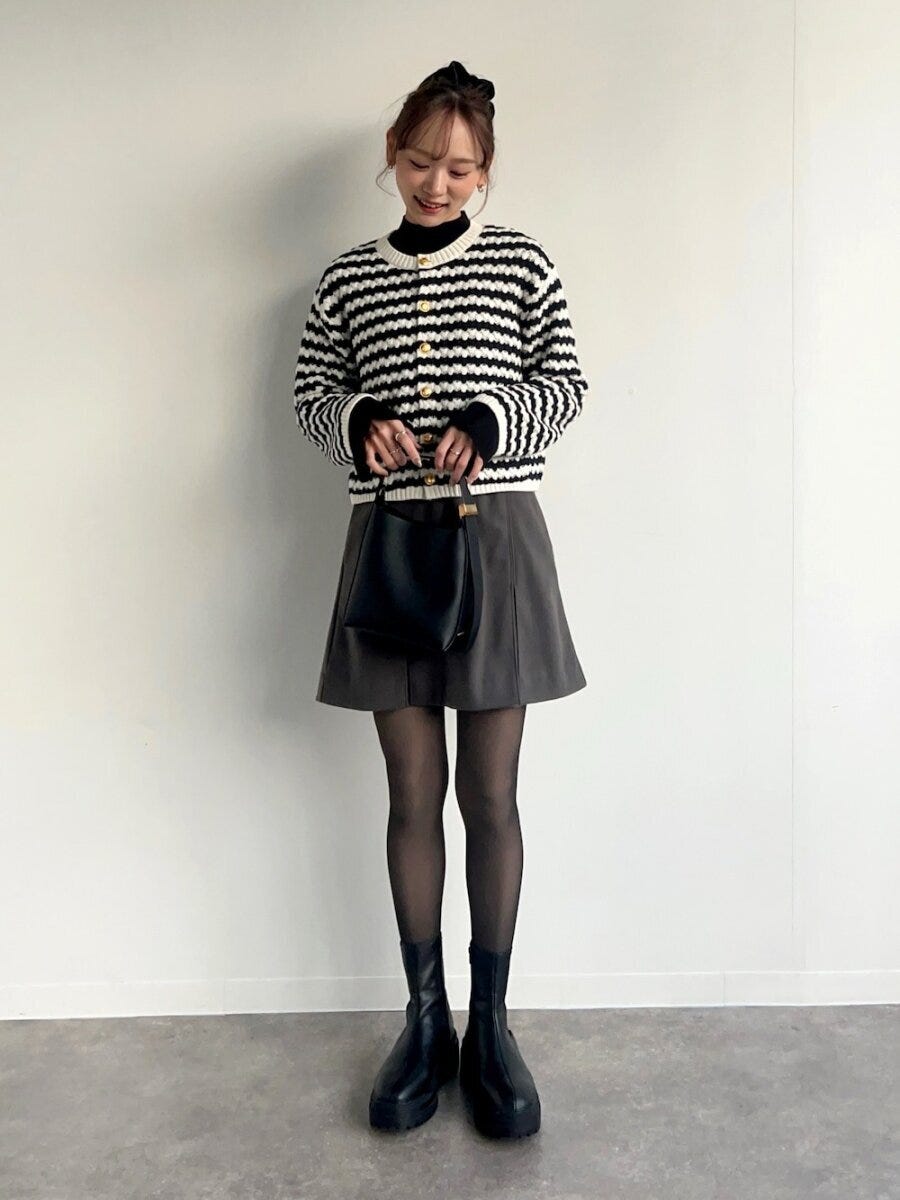 2026大人女性グレーミニスカートコーデ
