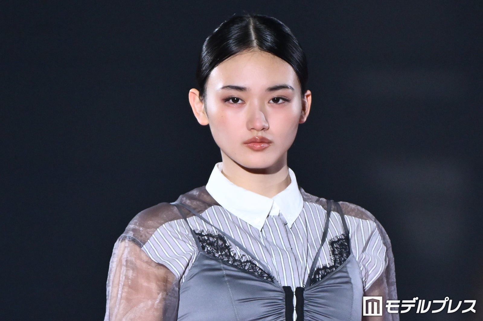 櫻坂46山崎天、シアートップスで肌見せ ワイドデニムでクールな装い「魅力的すぎる」「一瞬で目を奪われた」の声【TGC2026A/W】