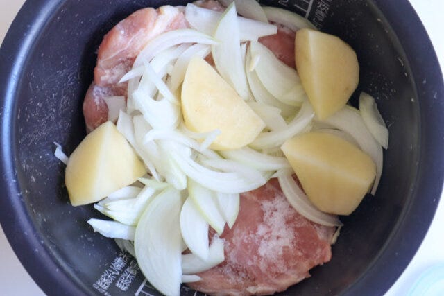 炊飯器に鶏もも肉、たまねぎ、じゃがいもを入れる。