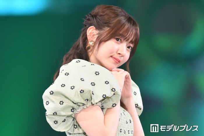 鈴木愛理、キャミ姿で肌見せ オーストラリアでのオフショットに「可愛すぎる」「デコルテ綺麗」の声