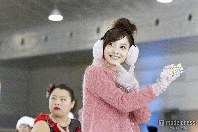 （左から）渡辺直美、佐々木希／新CMオフショットより