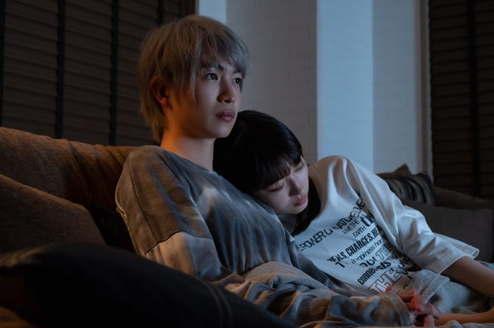 綱啓永、茅島みずき(C)「明日、私は誰かのカノジョ」製作委員会・MBS