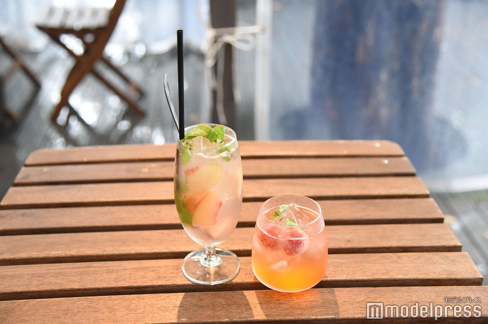 左：吟醸桃のフローズンソーダ（税込702円）右：自家製Vinegarドリンク（いちご、税込648円）（C）モデルプレス