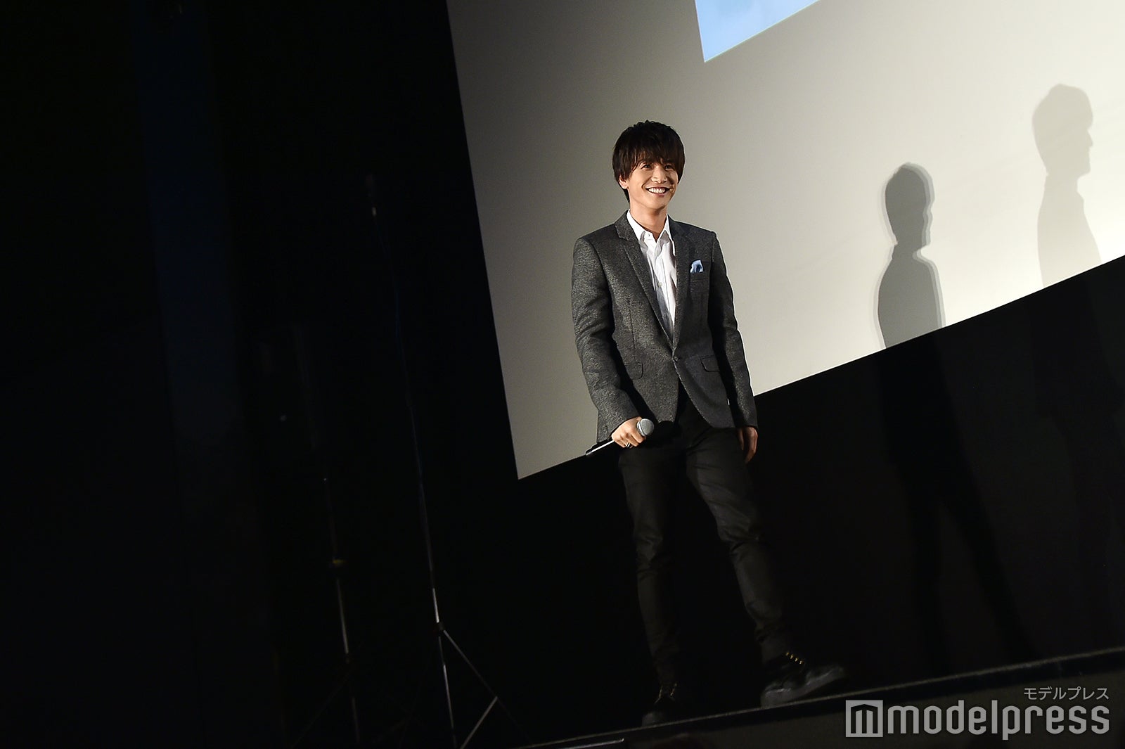 ステージ上を“お散歩”してしまった岩田剛典 （C）モデルプレス