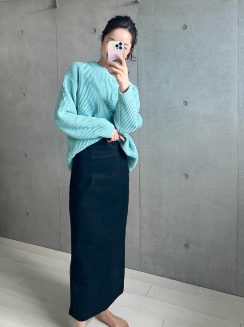 ユニクロ　ブルー　ニット　コーデ　タイトスカート
