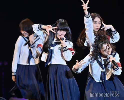 新しい学校のリーダーズ、“セーラー服”着こなし個性爆発パフォーマンス<超超十代-ULTRA TEENS FES-2022@TOKYO>