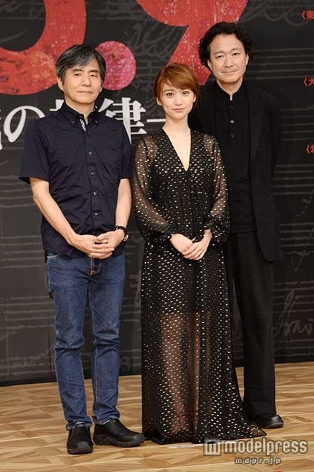 舞台「No.9 ―不滅の旋律―」製作発表会の模様（左から）中島かずき氏、大島優子、白井晃氏