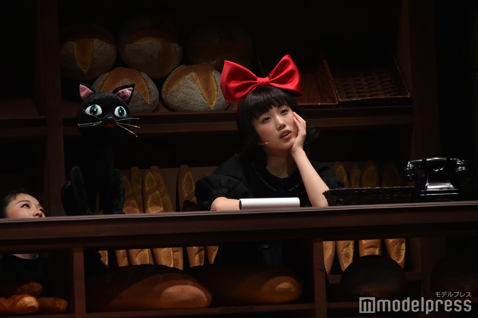 物思いにふけるキキ（山戸穂乃葉）と黒猫のジジ／ミュージカル「魔女の宅急便」公開ゲネプロより（C）モデルプレス